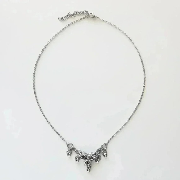 Gothic silver V shaped crown necklace with a small silver chain - Picture 8 of 9
